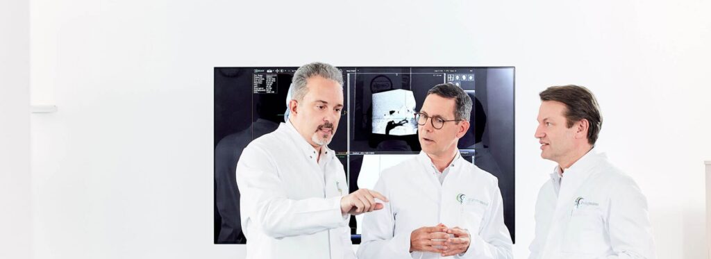 Drs. Kühnemund, Zwingmann und Savvas im Diagnostikraum des HNO Zentrum
